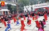 Học sinh Hà Nội thích thú thi gói bánh chưng, giã bánh dày, viết thư pháp